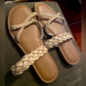 Universal thread sandals